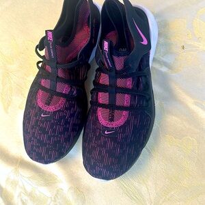 Nike slip on size 8 1/2 running flex shoes. Gently used in great condition.
